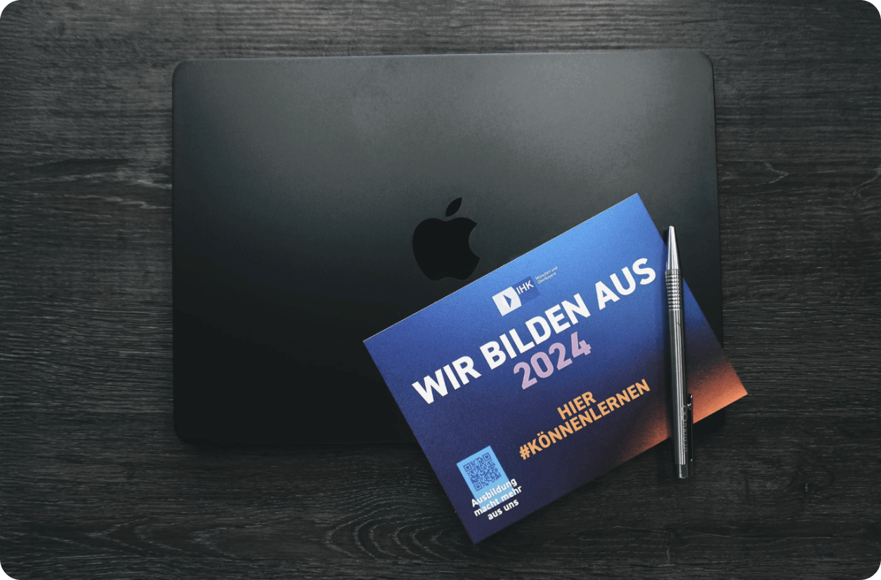 Karriere-Bildmaterial: Ein Laptop auf einem Tisch, Wir bilden aus 2024 Magazin